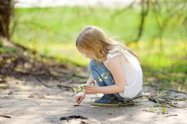 Entzückende Junge Mädchen Blühenden Kirschbaumgarten Einem Schönen Frühlingstag Nettes Kind — Stockfoto