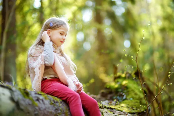 Rozkošná Mladá Dívka Sbírá První Květy Jara Lese Krásném Slunném — Stock fotografie