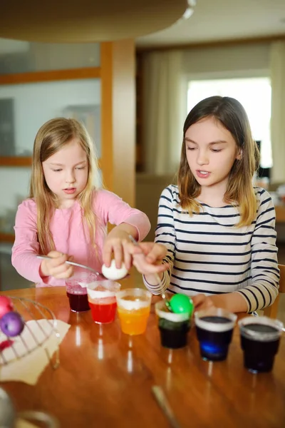 Dos Monas Hermanas Jóvenes Teñiendo Huevos Pascua Casa Niños Pintando — Foto de Stock