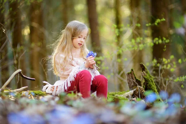 Чарівна Молода Дівчина Збирає Перші Квіти Весни Лісі Красивий Сонячний — стокове фото
