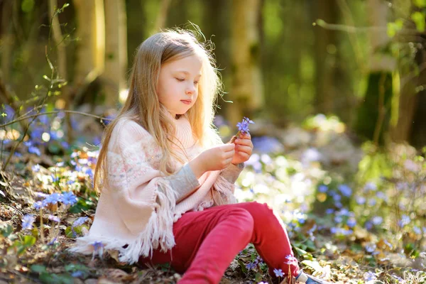 美しい晴れた春の日に森の中で春の最初の花を選ぶ愛らしい若い女の子 かわいい子供は屋外で楽しんでいます 自然を探検する子供 — ストック写真