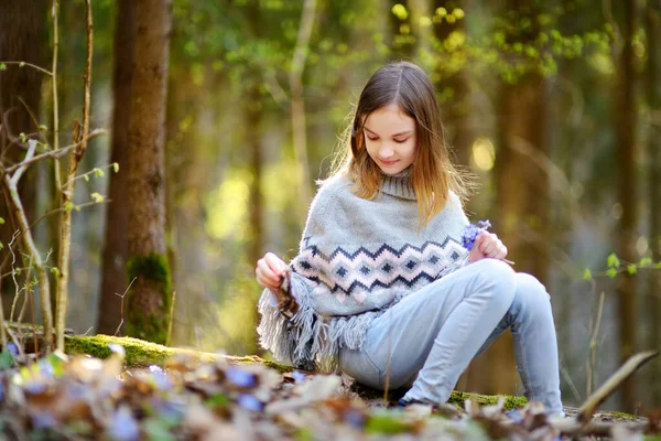 Adorable Joven Recogiendo Las Primeras Flores Primavera Bosque Hermoso Día —  Fotos de Stock