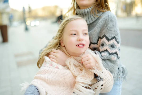 Två Söta Unga Systrar Som Har Kul Tillsammans Vacker Vårdag — Stockfoto