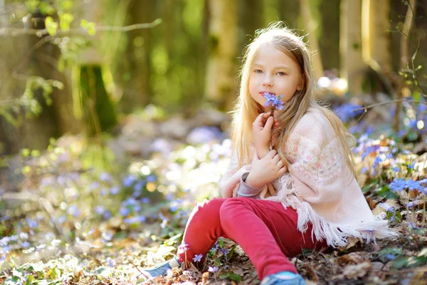 Schattig Jong Meisje Plukt Eerste Lentebloemen Het Bos Een Prachtige — Stockfoto