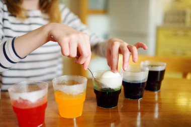 Sevimli genç kız evde yumurta boyama. Çocuk resim renkli yumurta Paskalya için avlamak. Çocuk Paskalya kutlamaları için hazırlanıyor. Aile gelenekleri.