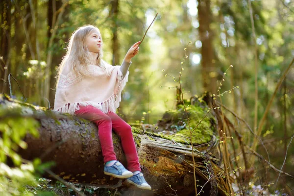 Очаровательная Молодая Девушка Собирает Первые Цветы Весны Лесу Прекрасный Солнечный — стоковое фото