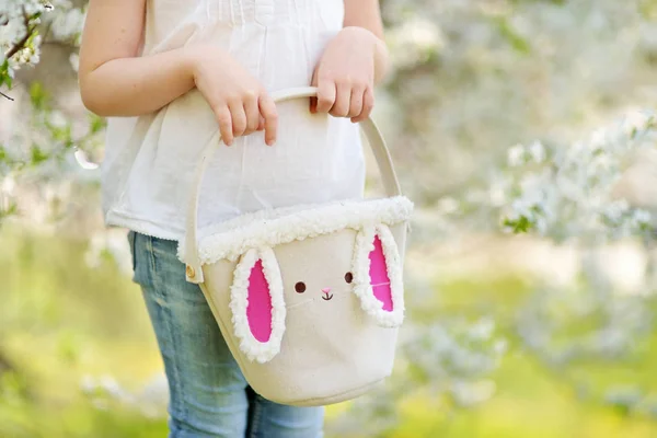 Primer Plano Las Pequeñas Manos Las Niñas Sosteniendo Cesta Pascua —  Fotos de Stock