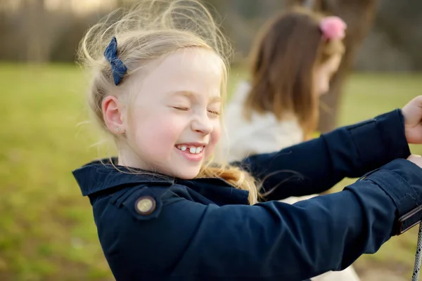 Deux Adorables Jeunes Filles Qui Amusent Sur Une Balançoire Ensemble — Photo