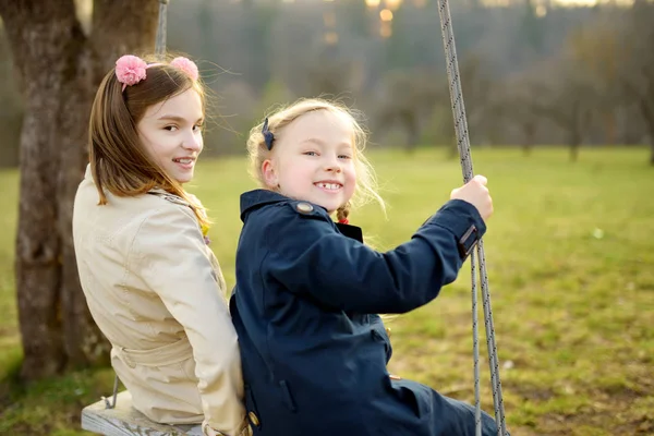 Duas Jovens Adoráveis Divertindo Balanço Juntos Belo Parque Primavera Irmãs — Fotografia de Stock