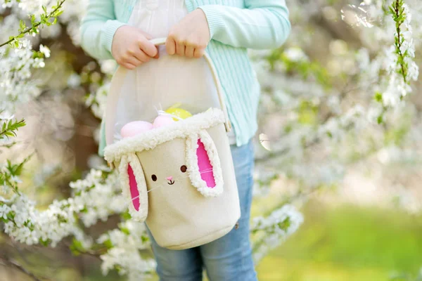 Zbliżenie Małych Dziewczynek Ręce Gospodarstwa Ładny Koszyk Wielkanocny Kwitnącym Ogrodzie — Zdjęcie stockowe