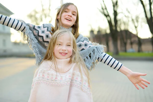 Дві Милі Молоді Сестри Розважаються Разом Прекрасний Весняний День Місті — стокове фото