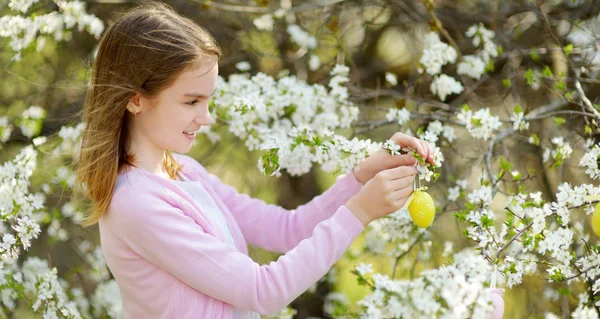 Schattig Jong Meisje Heeft Plezier Bloeiende Kersentuin Mooie Lentedag Hij — Stockfoto