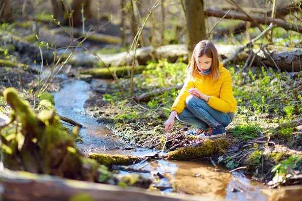 Cute Młoda Dziewczyna Zabawy Nad Rzeką Ciepły Wiosenny Dzień Dziecko — Zdjęcie stockowe