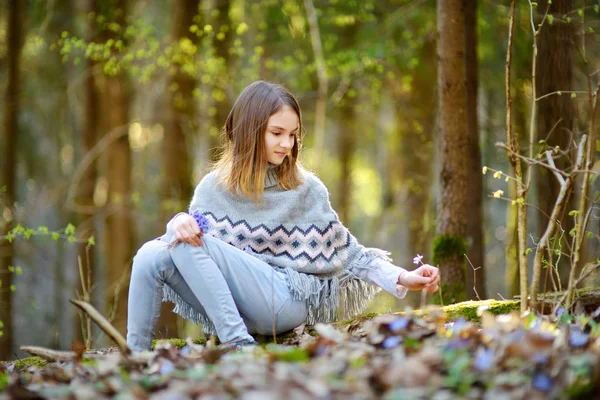 Imádnivaló Fiatal Lány Szedi Első Virágok Tavasz Erdőben Gyönyörű Napos — Stock Fotó