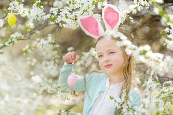 Adorabile Bambina Che Indossa Orecchie Coniglio Giardino Ciliegie Fiore Nella — Foto Stock