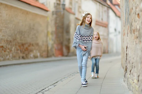 Dvě Roztomilé Mladé Sestry Baví Spolu Krásné Jarní Den Městě — Stock fotografie