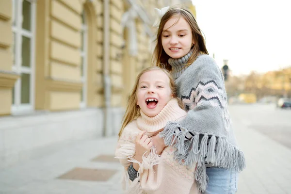 Två Söta Unga Systrar Som Har Kul Tillsammans Vacker Vårdag — Stockfoto