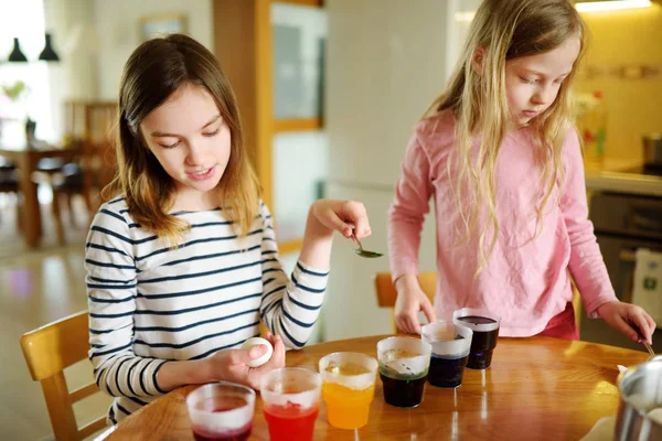 Twee Schattige Jonge Zussen Thuis Paaseieren Verven Kinderen Schilderij Kleurrijke — Stockfoto