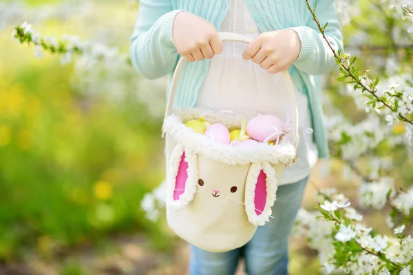 Közelkép Kislányok Kezét Tartja Aranyos Húsvéti Kosár Virágzó Cseresznye Kert — Stock Fotó