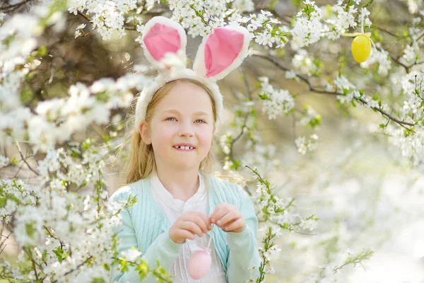 Adorabile Bambina Che Indossa Orecchie Coniglio Giardino Ciliegie Fiore Nella — Foto Stock