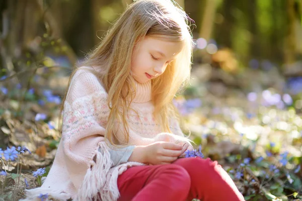 Очаровательная Молодая Девушка Собирает Первые Цветы Весны Лесу Прекрасный Солнечный — стоковое фото