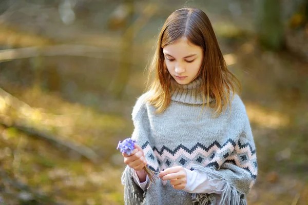 Menina Adorável Escolhendo Primeiras Flores Primavera Floresta Belo Dia Primavera — Fotografia de Stock