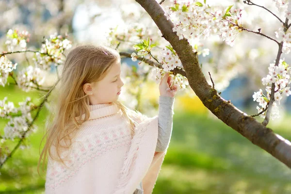 Menina Adorável Jardim Cerejeira Florescendo Belo Dia Primavera Criança Bonito — Fotografia de Stock
