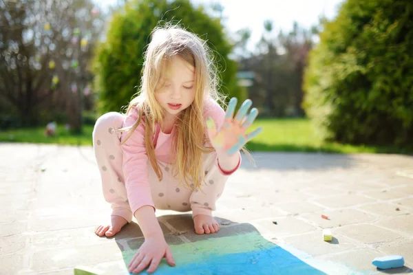 Menina Bonito Desenho Com Giz Colorido Uma Calçada Atividade Verão — Fotografia de Stock