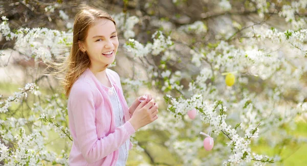 Adorable Joven Divirtiéndose Floreciente Jardín Cerezos Hermoso Día Primavera Niño — Foto de Stock