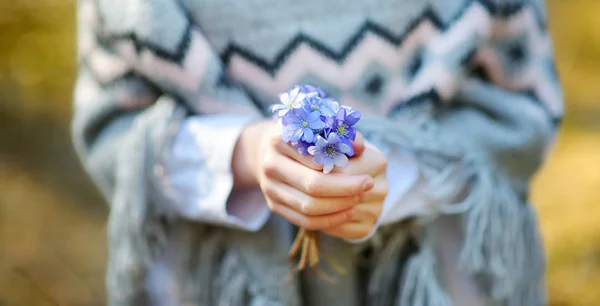 Fiatal Lány Szedi Első Virágok Tavasz Erdőben Gyönyörű Napsütéses Tavaszi — Stock Fotó