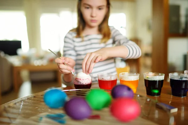 Menina Bonito Tingir Ovos Páscoa Casa Criança Pintando Ovos Coloridos — Fotografia de Stock
