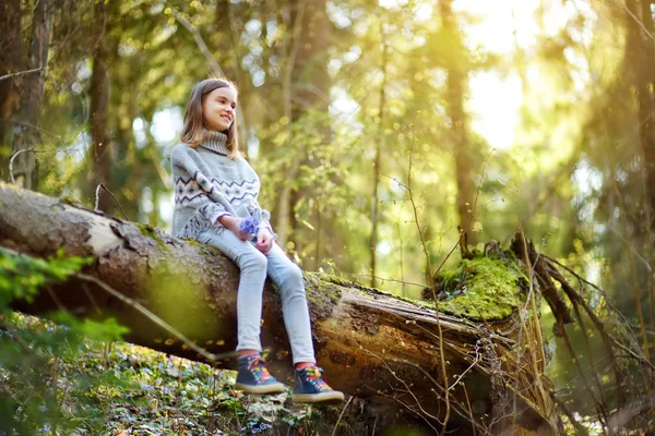 Imádnivaló Fiatal Lány Szedi Első Virágok Tavasz Erdőben Gyönyörű Napos — Stock Fotó