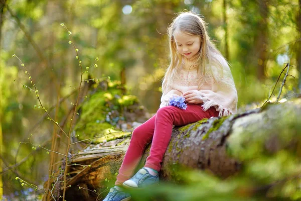 美丽的春日 可爱的小女孩在森林里采摘着春天的第一批花朵 可爱的孩子在户外玩得很开心 探索自然的孩子 — 图库照片