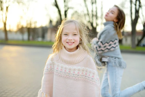 Twee Schattige Zusjes Die Samen Plezier Hebben Een Mooie Lentedag — Stockfoto