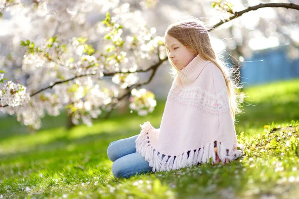 Rozkošná Mladá Dívka Kvetoucí Třešňové Zahradě Krásném Jarním Dni Roztomilé — Stock fotografie