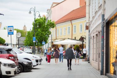 Vilnius, Litvanya - 18 Haziran 2019: Kuzey Avrupa 'nın en büyük ortaçağ kasabalarından biri olan Vilnius Eski Kasabası' nın dar sokakları, Unesco Dünya Mirası.