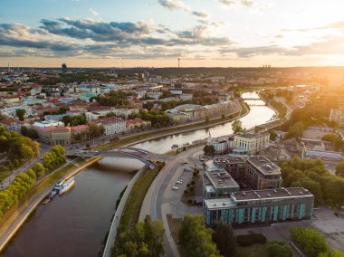 Vilnius şehir sarma Neris nehri güzel hava manzara. Doğal Litvanya şehir manzarası.