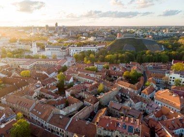 Kuzey Avrupa 'nın en büyük ortaçağ kasabalarından Vilnius Old Town' un havadan görünüşü. UNESCO 'nun yazlık manzarası Eski Vilnius Kasabası, şehrin merkezi..