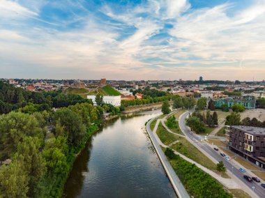 Vilnius şehir sarma Neris nehri güzel hava manzara. Doğal Litvanya şehir manzarası.