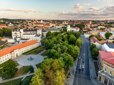 Kuzey Avrupa 'nın en büyük ortaçağ kasabalarından Vilnius Old Town' un havadan görünüşü. UNESCO 'nun yazlık manzarası Eski Vilnius Kasabası, şehrin merkezi..