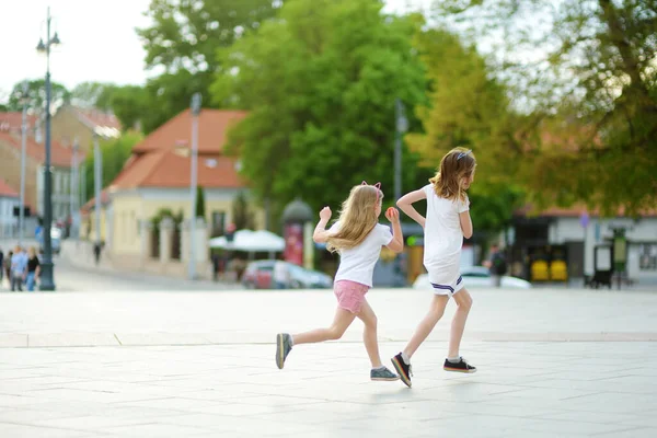 Twee Schattige Zusjes Die Samen Plezier Hebben Een Mooie Zomerdag — Stockfoto