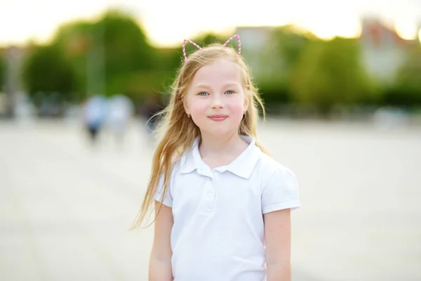 Urocza Młoda Dziewczyna Zwiedzanie Ulicach Wilna Litwa Ciepły Słoneczny Letni — Zdjęcie stockowe
