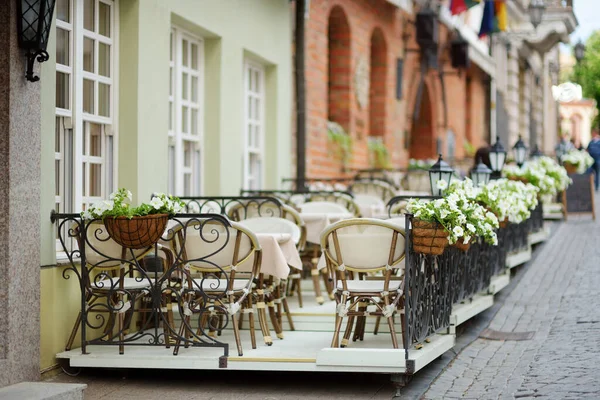 リトアニアのヴィリニュスにある植物や花で美しく装飾された屋外レストランテーブルは 素敵な夏の日に — ストック写真