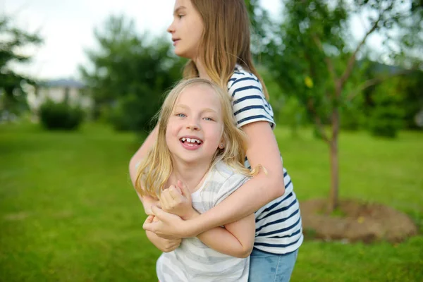 Två Söta Unga Systrar Som Har Kul Tillsammans Vacker Sommardag — Stockfoto