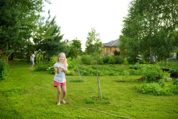 Gadis Kecil Yang Manis Bermain Dengan Selang Taman Pada Hari — Stok Foto