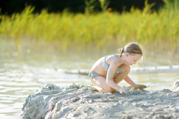 Молодая Девушка Принимает Лечебные Грязевые Ванны Озере Гела Вильнюсом Литва — стоковое фото