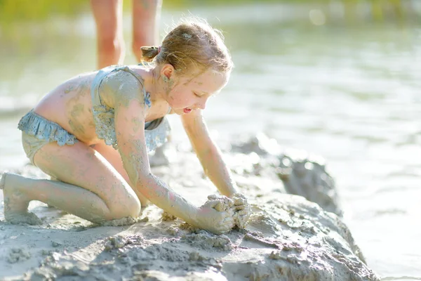 Niña Tomando Baños Barro Curativos Lago Gela Cerca Vilna Lituania — Foto de Stock