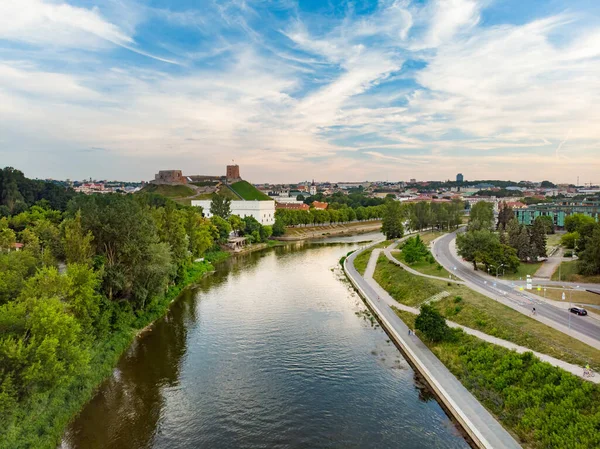 美丽的内里斯河空中景观蜿蜒穿过维尔纽斯市 风景优美的立陶宛城市景观 — 图库照片