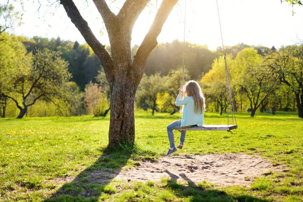 Menina Bonito Divertindo Balanço Livre Jardim Verão Lazer Verão Para — Fotografia de Stock