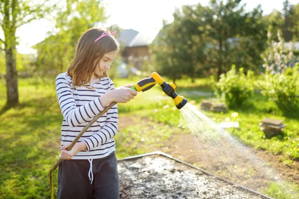 Söt Ung Flicka Vattna Rabatter Trädgården Sommardagen Barn Använder Trädgårdsslang — Stockfoto